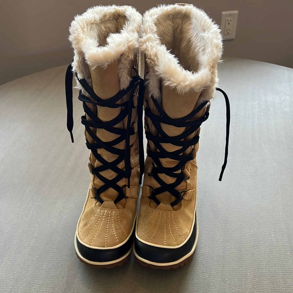 Sorel women’s Tivoli II High waterproof winter boots - size 7 per tag: fit small